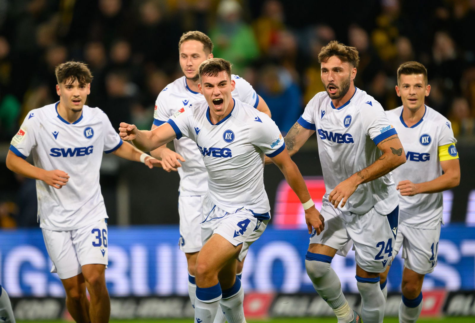 Marcel Beifus (Karlsruher SC, 3.v.l.) jubelt nach seinem Tor zum 1:1. Es war der erste KSC-Auswärtstreffer in dieser Saison.