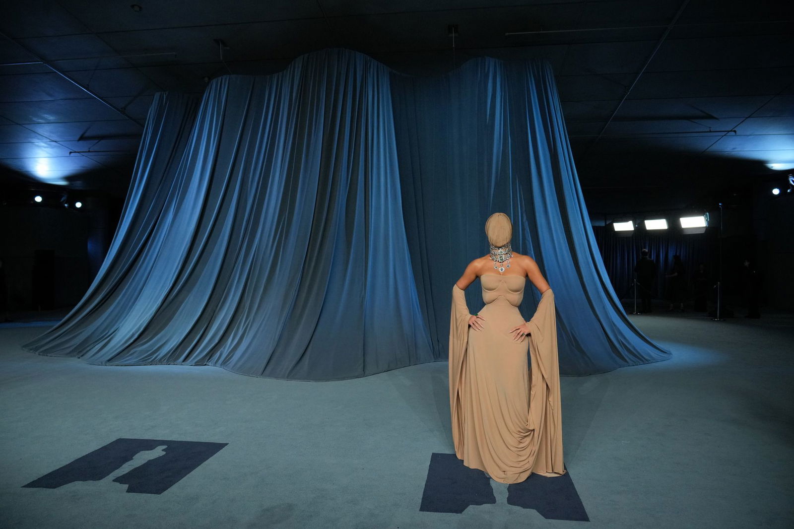 Die hautfarbene Stoffhaube passte zum Kleid der 44-jährigen Kardashian. 