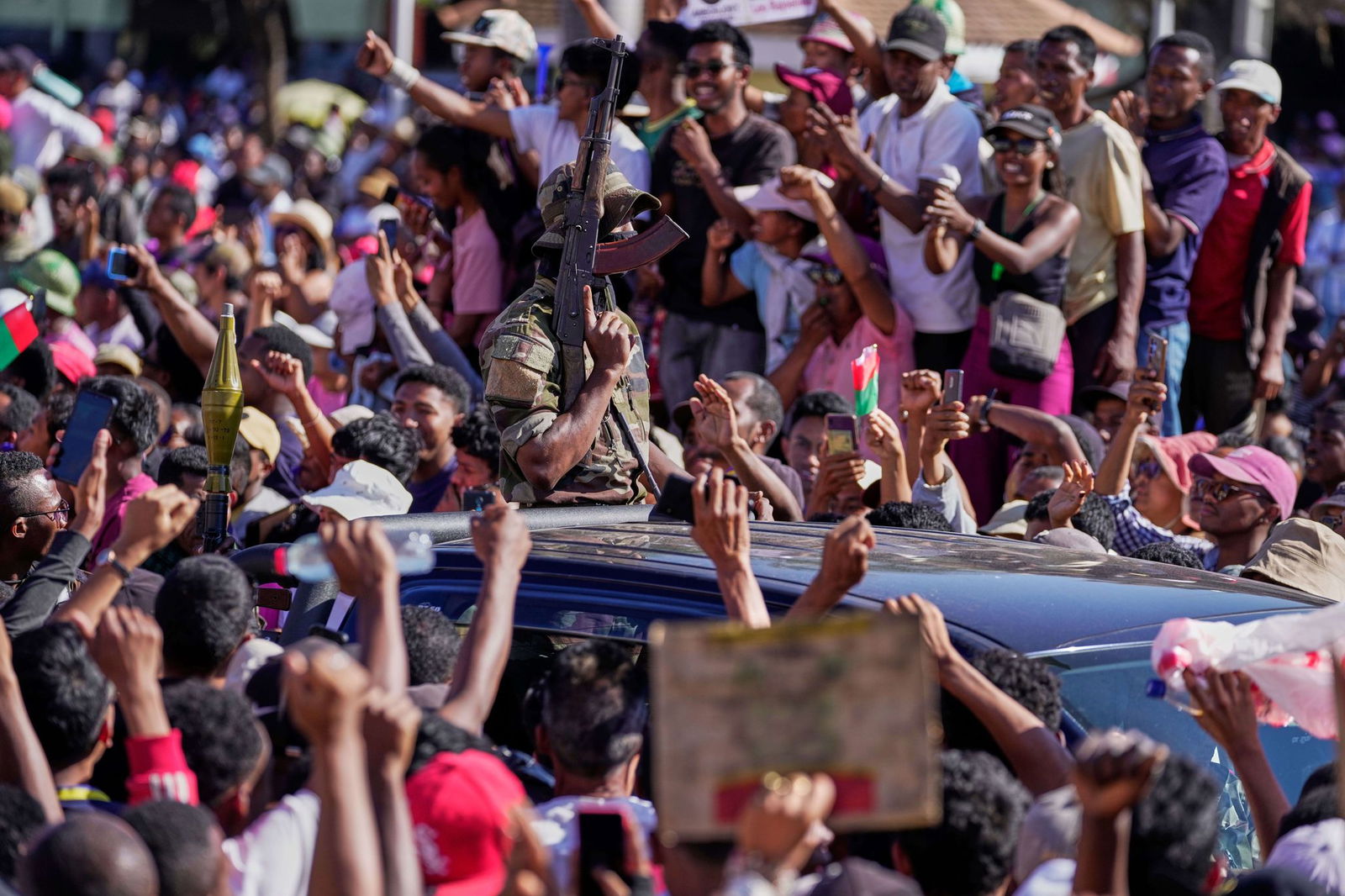 Demonstranten bejubeln Angehörige des Militärs auf Madagaskar, als diese den Sturz des Präsidenten ankündigen.