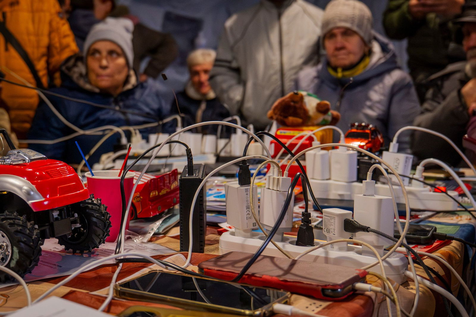 Russische Luftangriffe haben in mehreren Regionen der Ukraine die Stromversorgung unterbrochen.