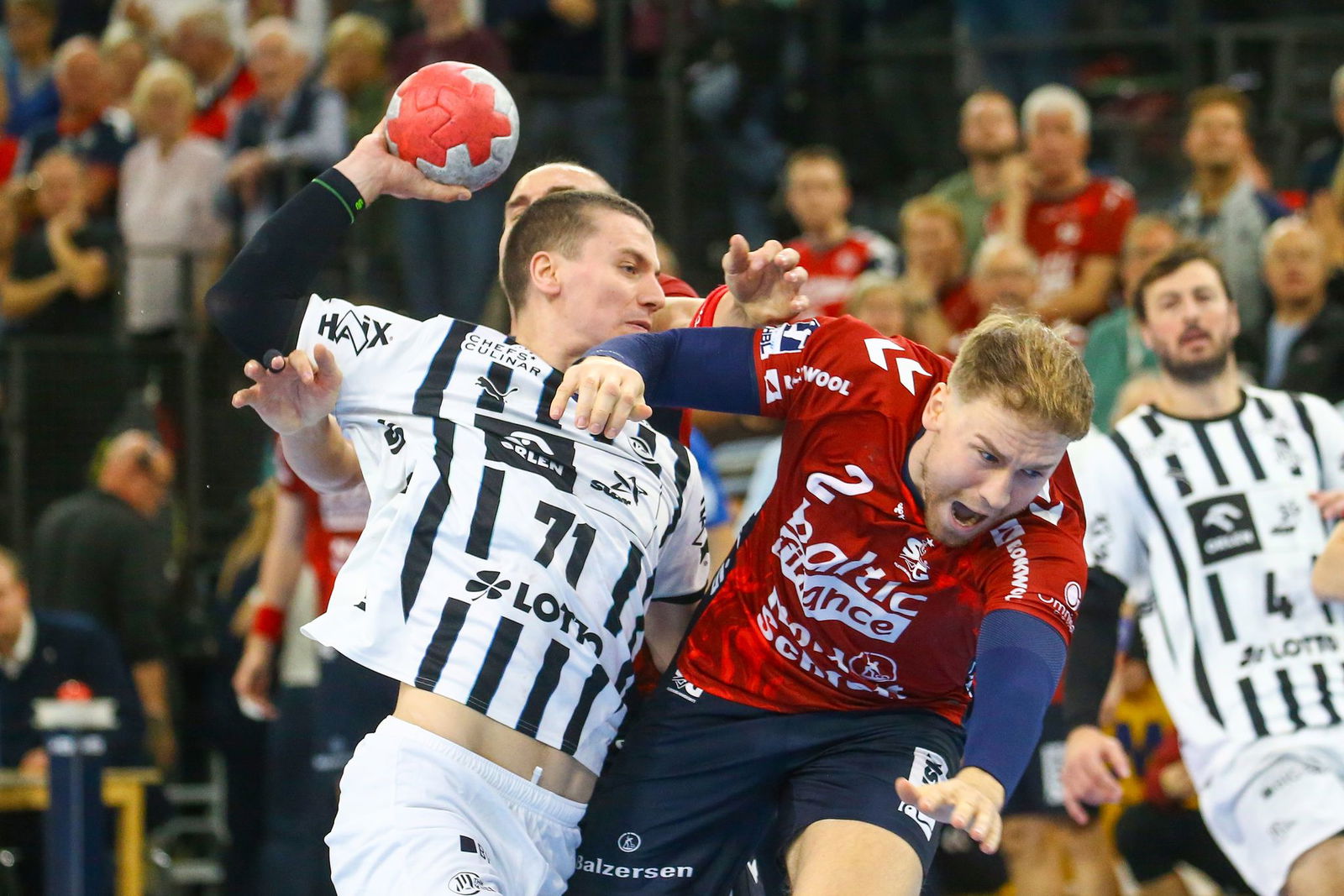 Elias Ellefsen á Skipagøtu (THW Kiel) im Zweikampf mit Simon Pytlick (SG Flensburg-Handewitt).