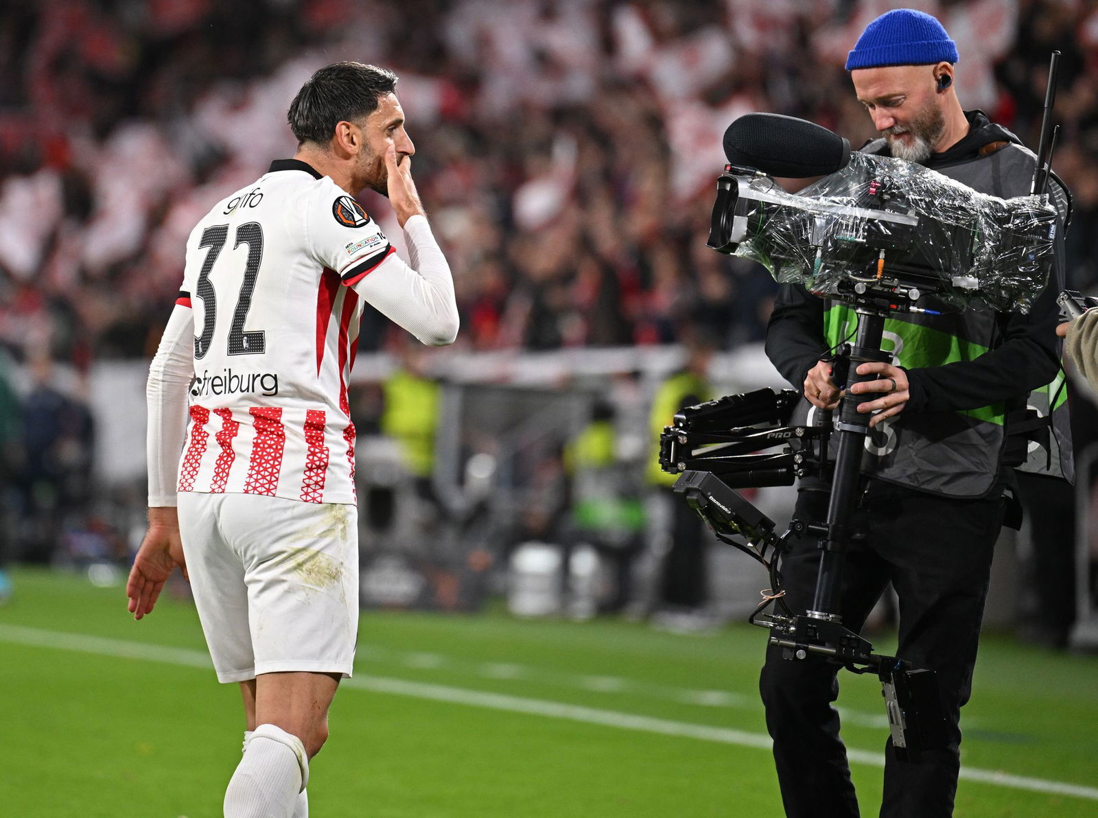 Gruß in die Kamera: Bei Freiburgs Vincenzo Grifo läuft's.