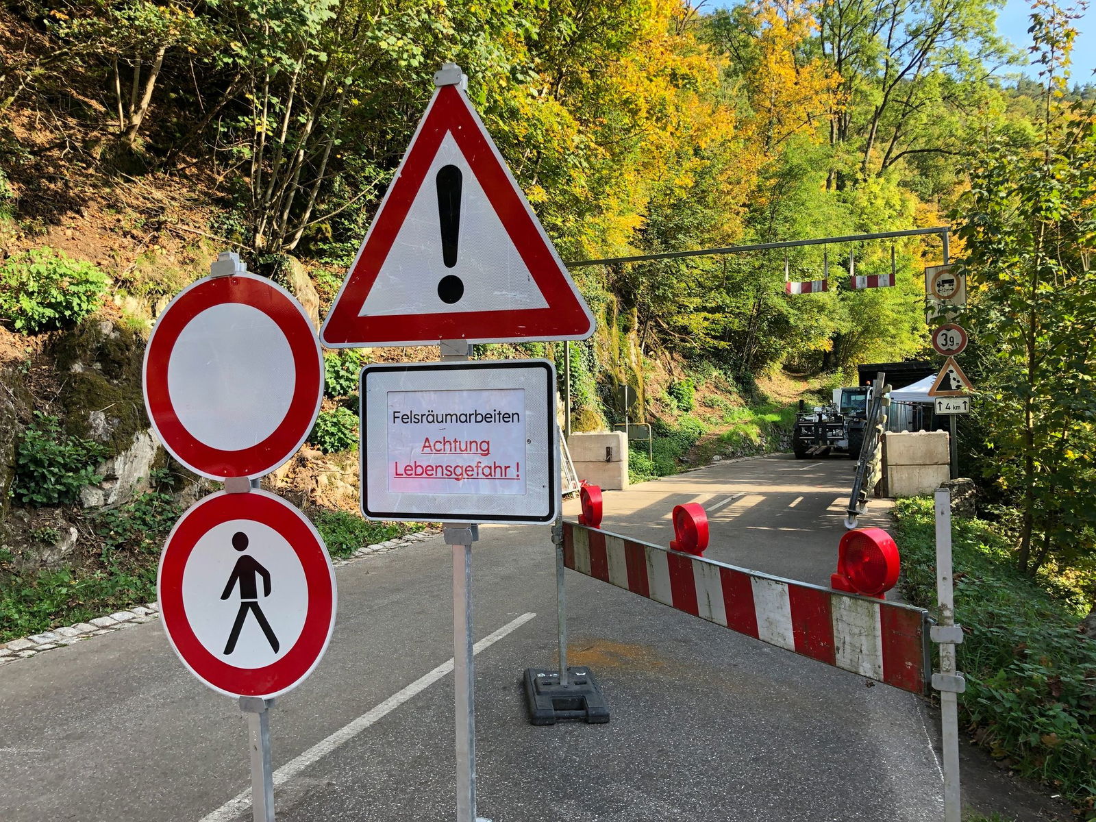 Die Straße durch das romantische Tal ist aus Sicherheitsgründen gesperrt. 