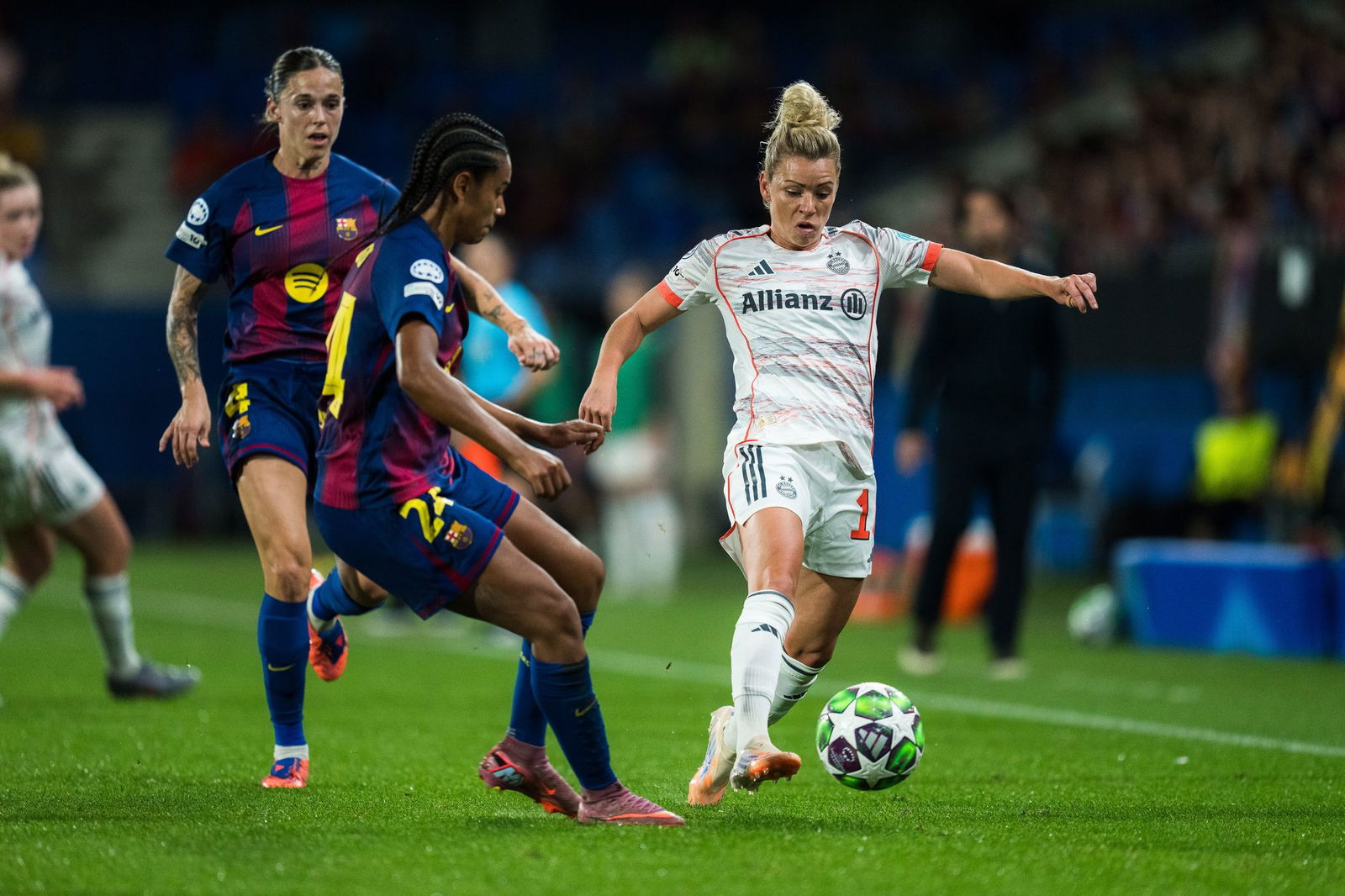 Linda Dallmann (r) und die Bayern-Frauen haben gegen den FC Barcelona eine herbe Pleite kassiert.