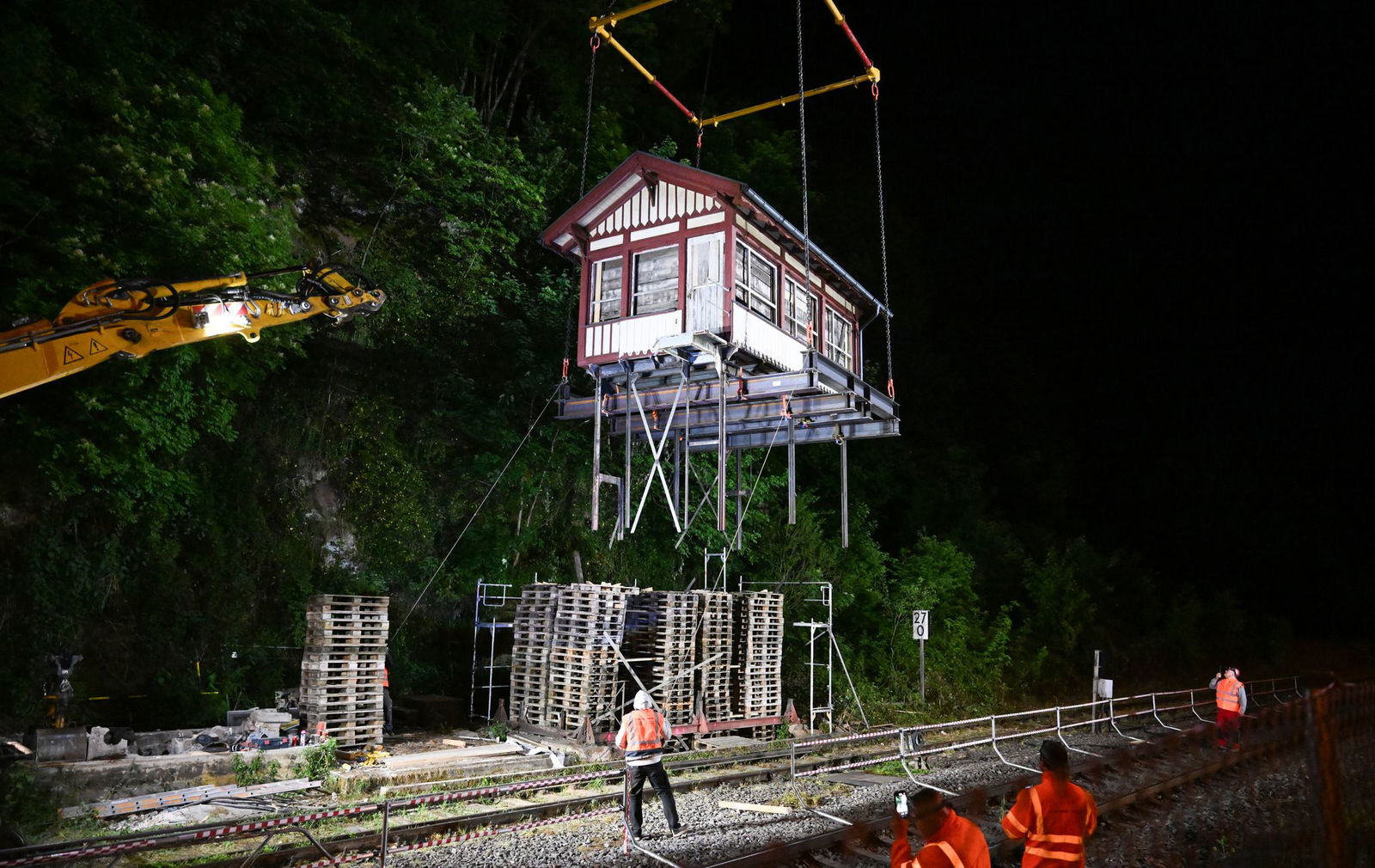 Das alte Stellwerksgebäude wurde über Wochen rund um die Uhr bewacht. (Archivbild)