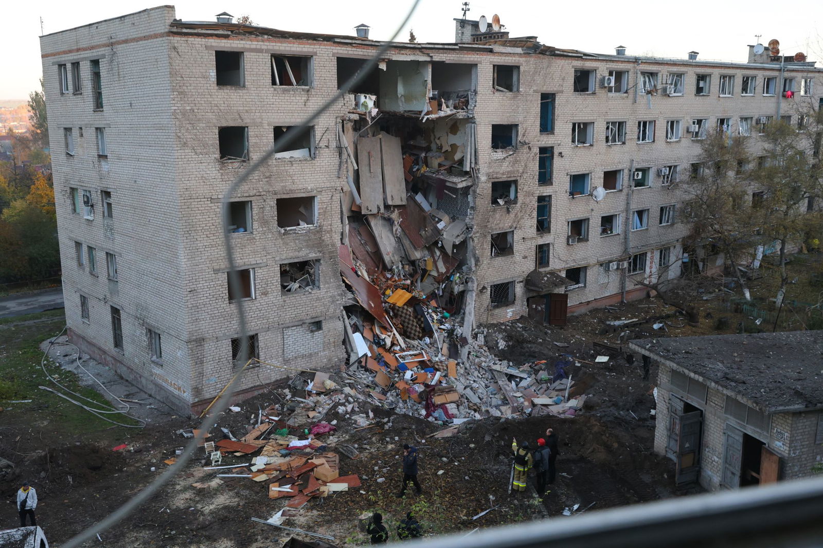 Mehr als ein Dutzend Menschen sind bei dem neuen russischen Angriff in Saporischschja verletzt worden.