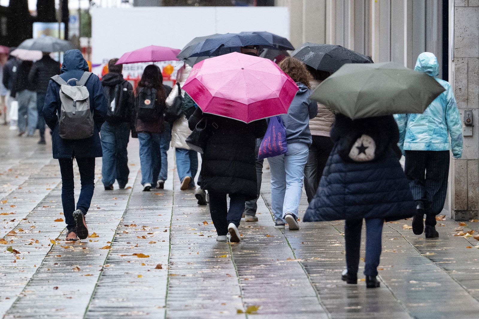 Regenschirm mitnehmen - es wird Starkregen erwartet. 