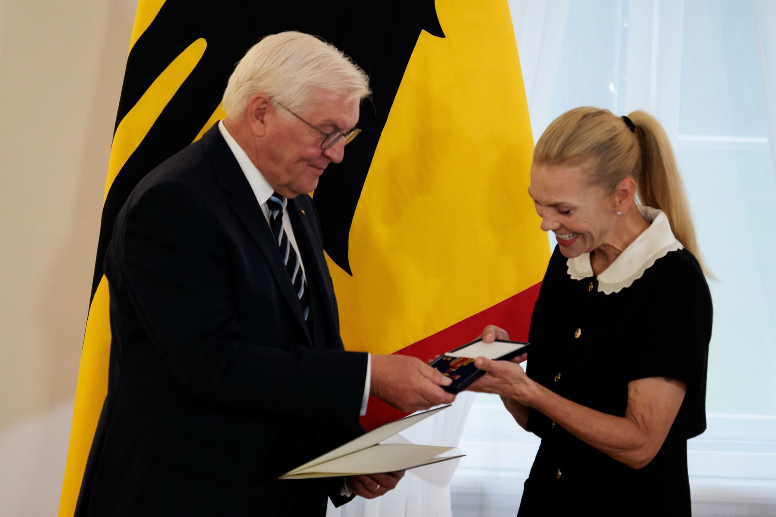 Auch die Schauspielerin Anna Loos wurde kurz vor dem 35. Jahrestag der Deutschen Einheit geehrt.