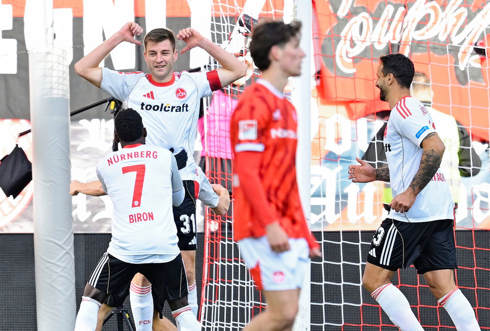 Nürnbergs Robin Knoche (erhobene Arme) lässt sich für den späten Ausgleich feiern 