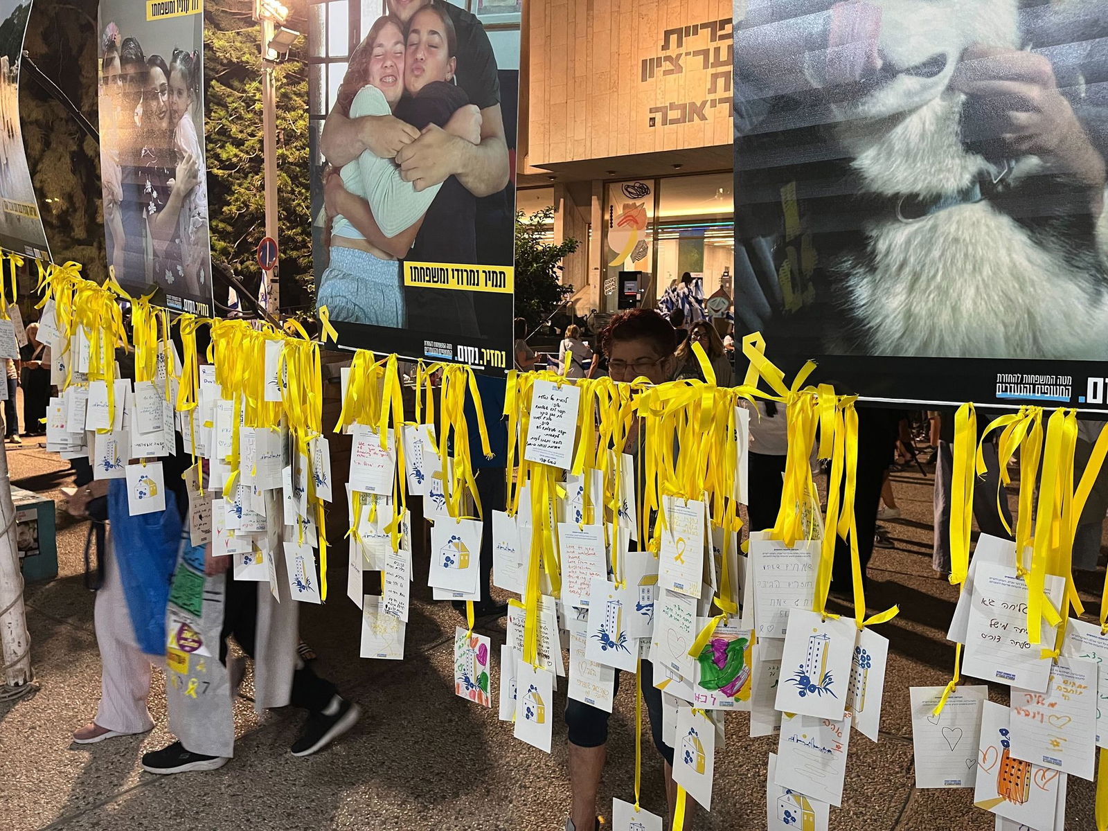 Briefe von Bürgern an die Geiseln hängen auf dem Platz der Geiseln.