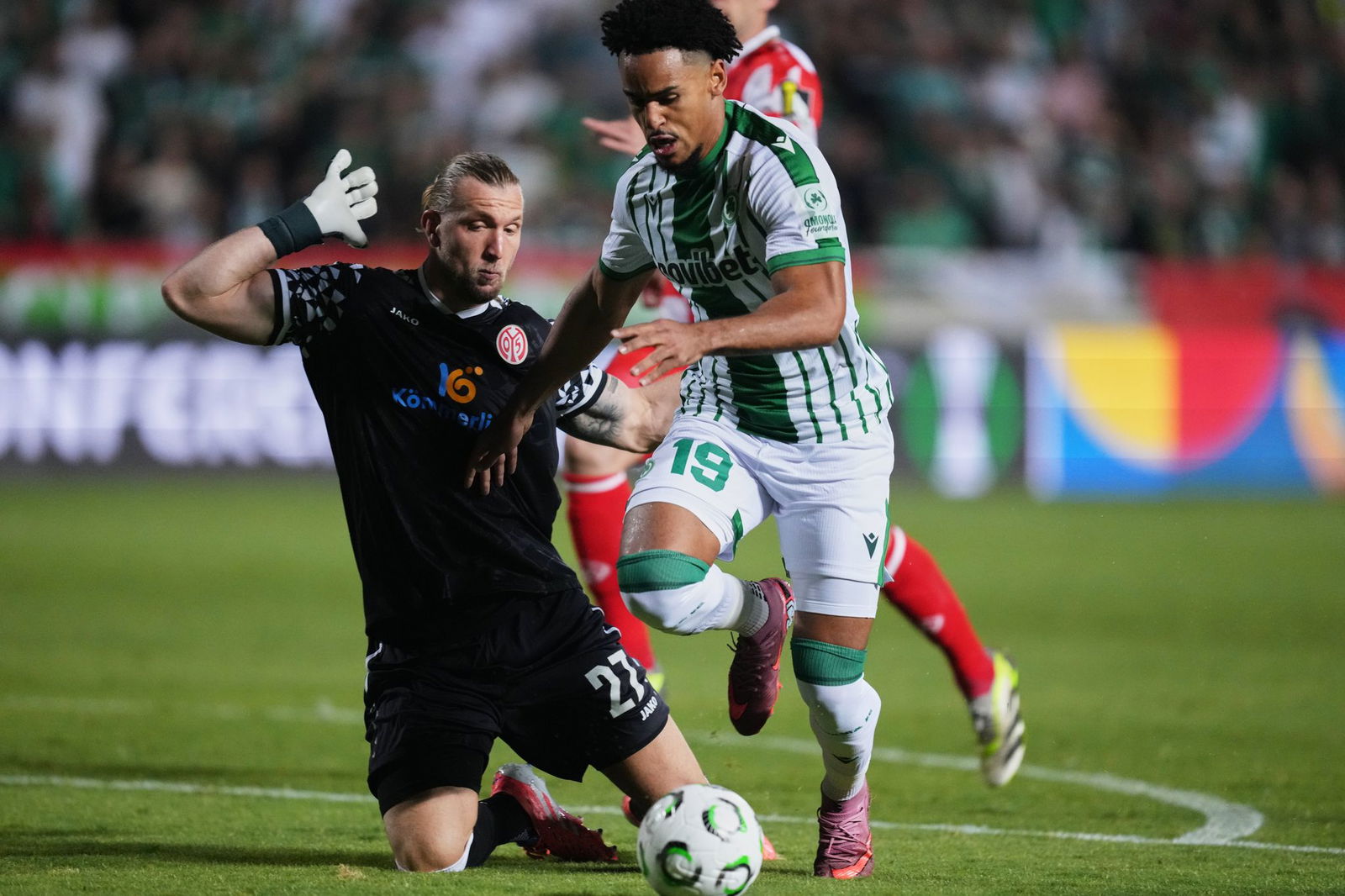 Der FSV Mainz 05 um Torwart Robin Zentner (l) lieferte sich eine umkämpfte Partie gegen Omonia Nikosia.