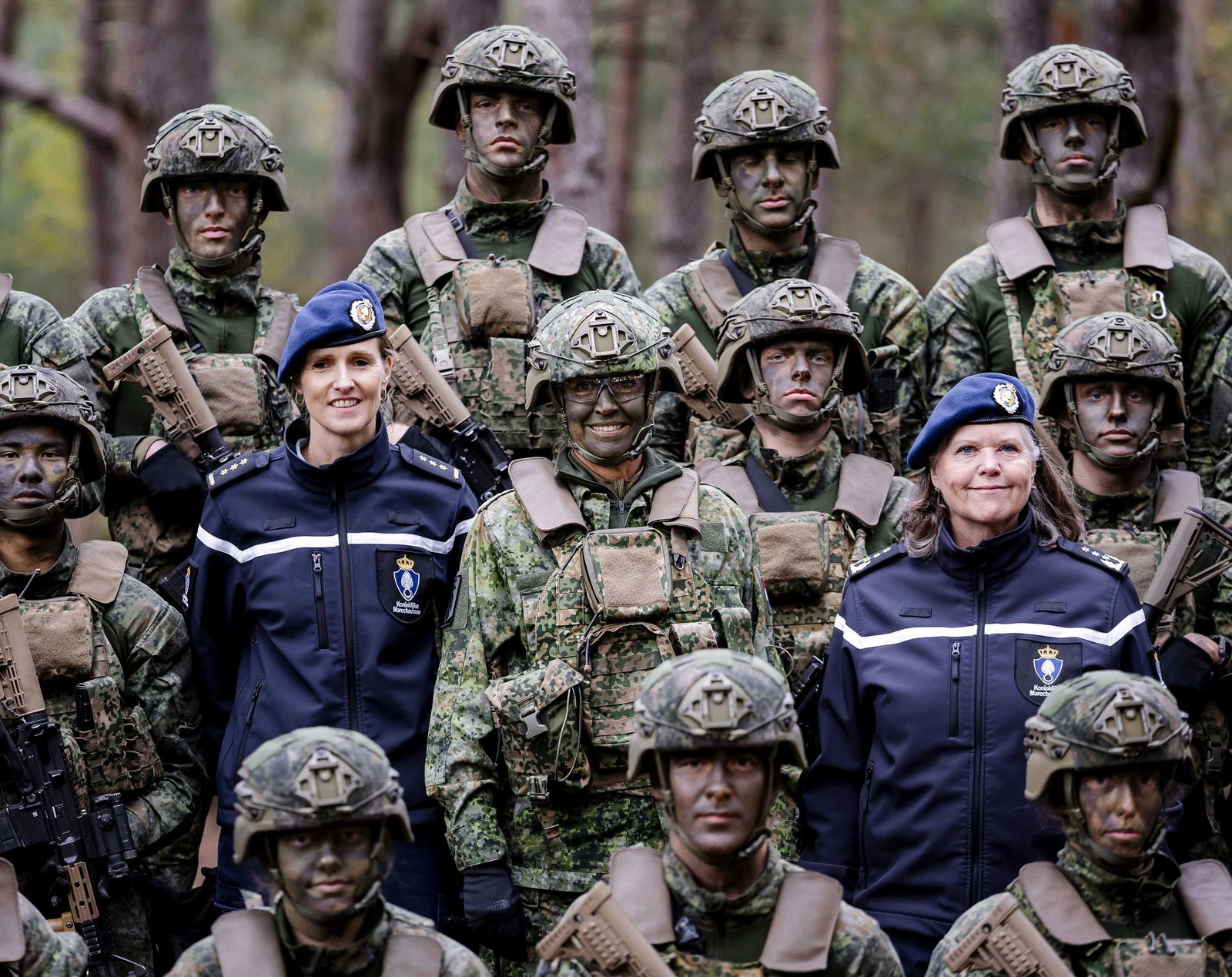 Kaum zu erkennen: die niederländische Königin Máxima in der Mitte des Fotos.