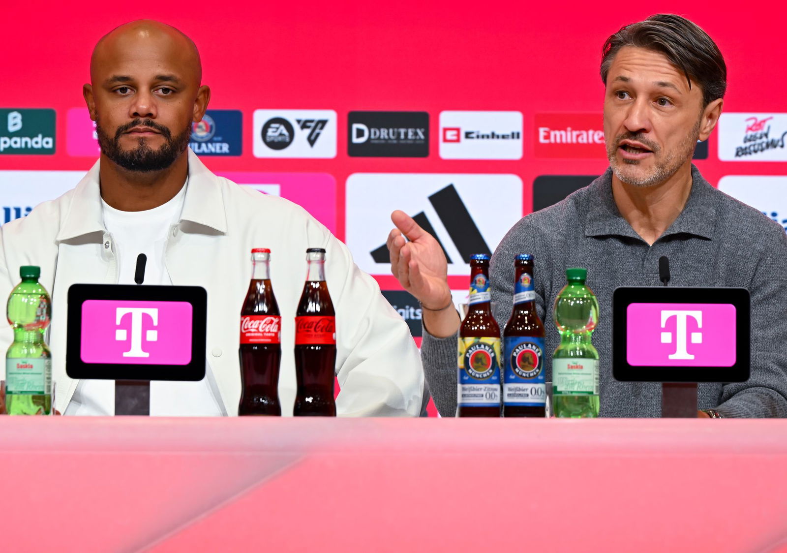 Bayern-Coach Vincent Kompany (l) war zufrieden, BVB-Coach Niko Kovac nicht.