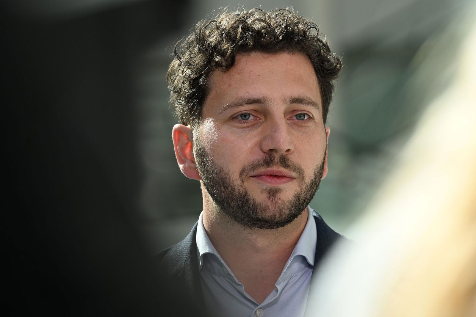 Die Aussagen des Kanzlers seien ihm zu pauschal, sagt der Co-Vorsitzende der Grünen, Felix Banaszak. (Archivbild)