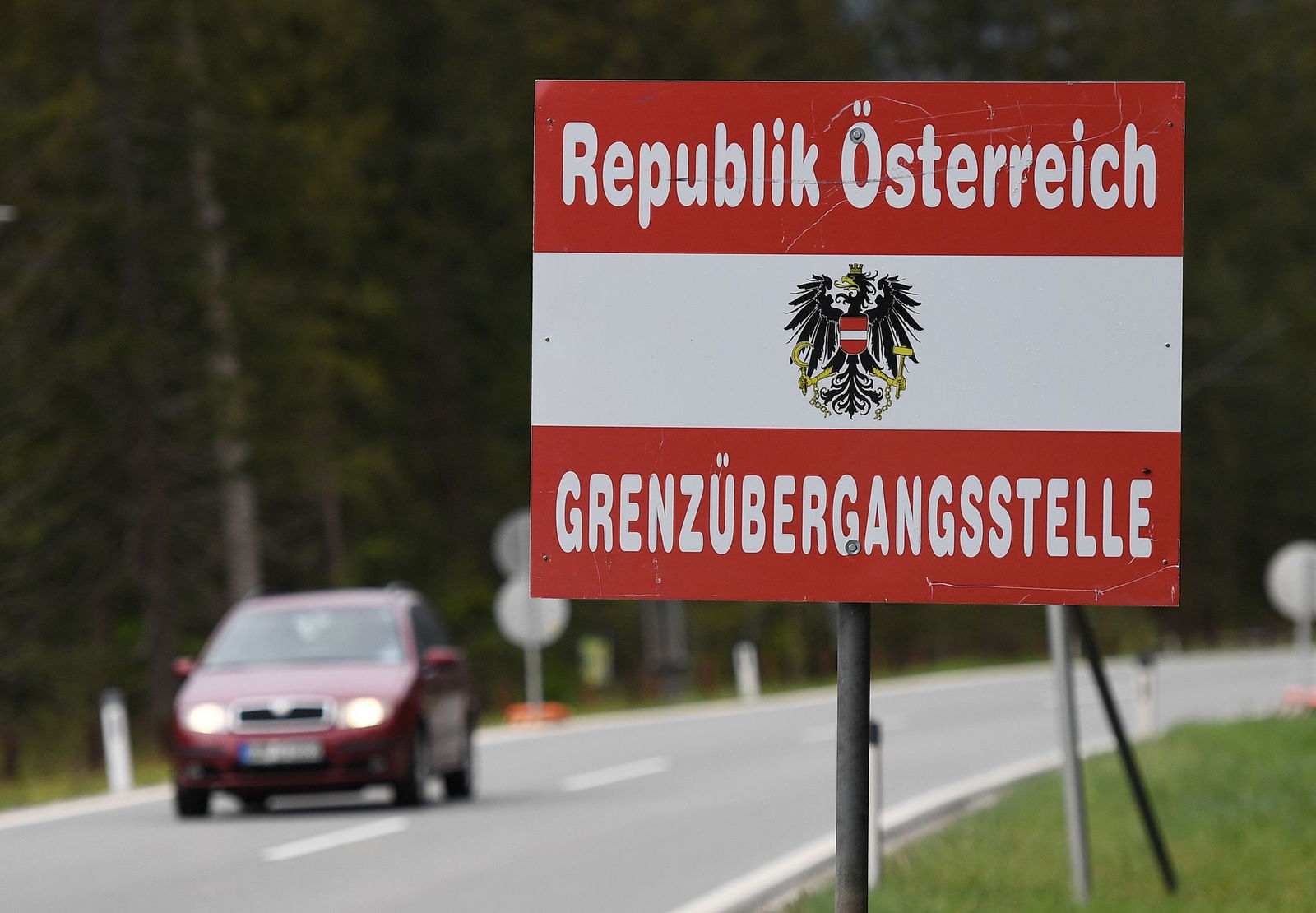 Nächstes Jahr kann man die dann roten Vignetten zum letzten Mal an die Windschutzscheibe kleben. (Archivbild)