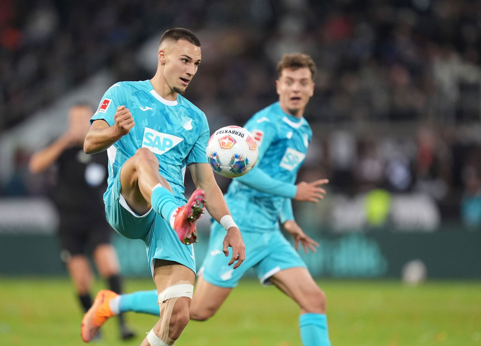Hoffenheims Tim Lemperle (l) in Aktion.