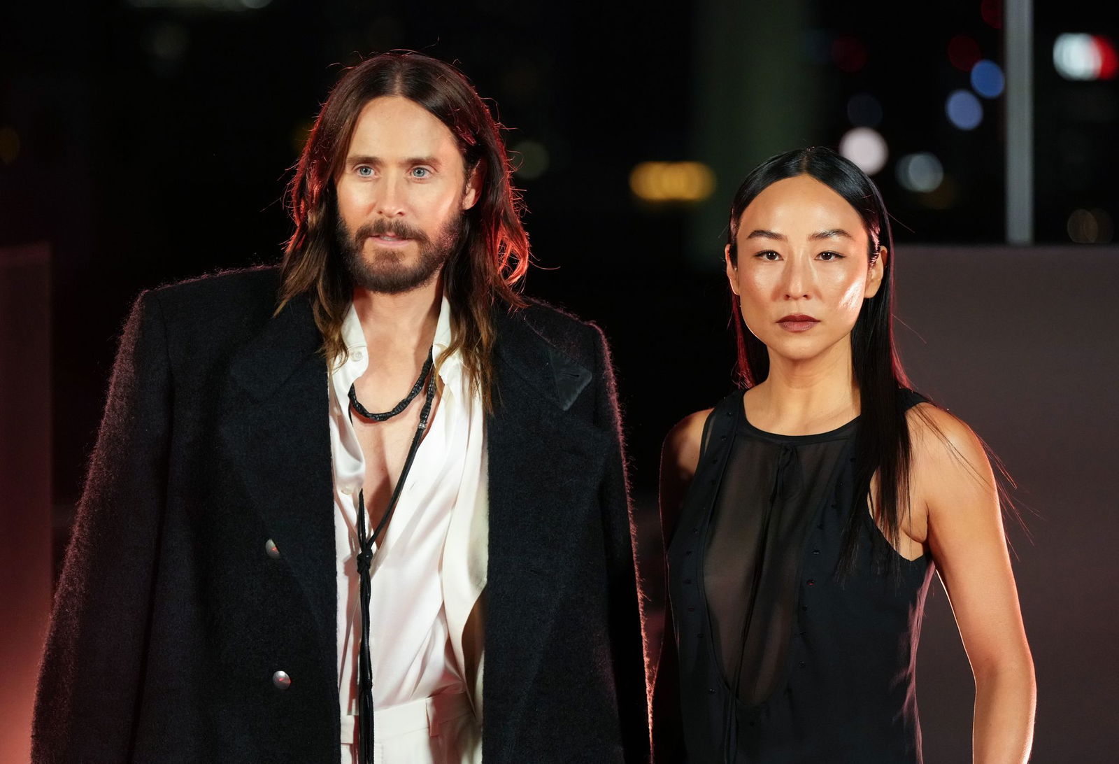 Jared Leto (links) ist im Film Ares, ein Programm, das als KI-Soldat in die reale Welt eintritt - hier ist er bei einem Fototermin mit Kollegin Greta Lee in Berlin zu sehen. (Archivbild)