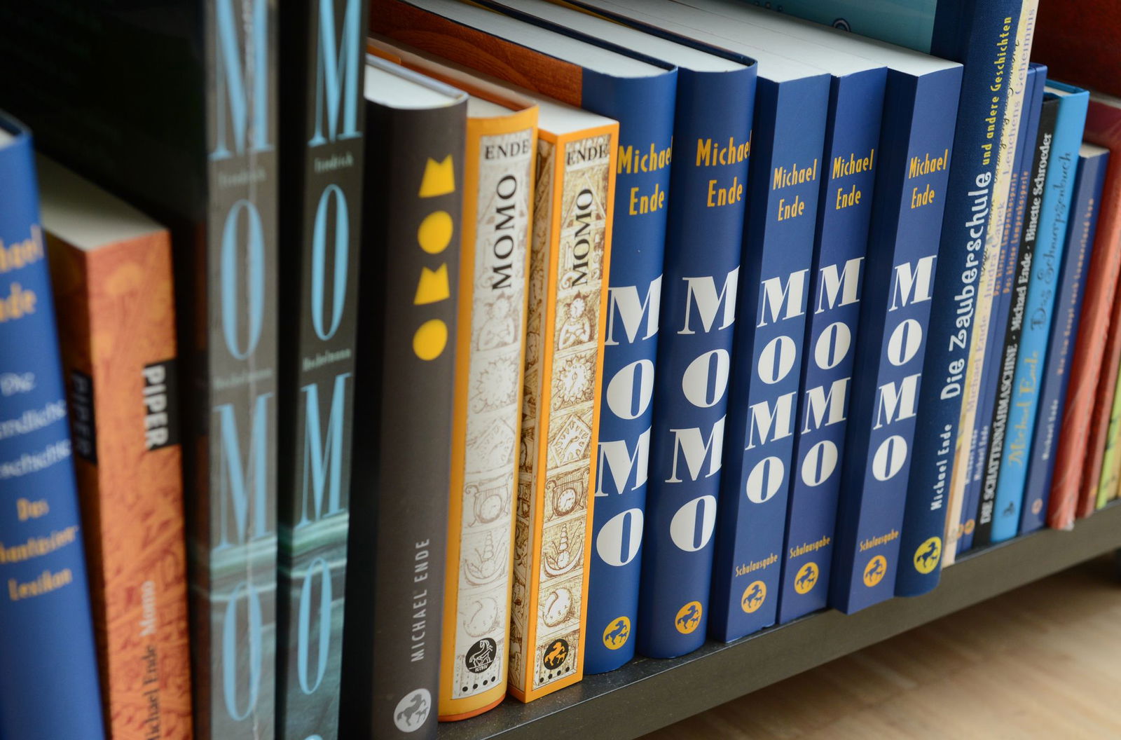 Schriftsteller Michael Ende (1929-1995) erzählt in seinem bekannten Märchen vom Waisenmädchen Momo, das in einem alten Amphitheater wohnt und es mit den grauen Herren aufnimmt, die den Menschen die Zeit stehlen. (Archivbild)