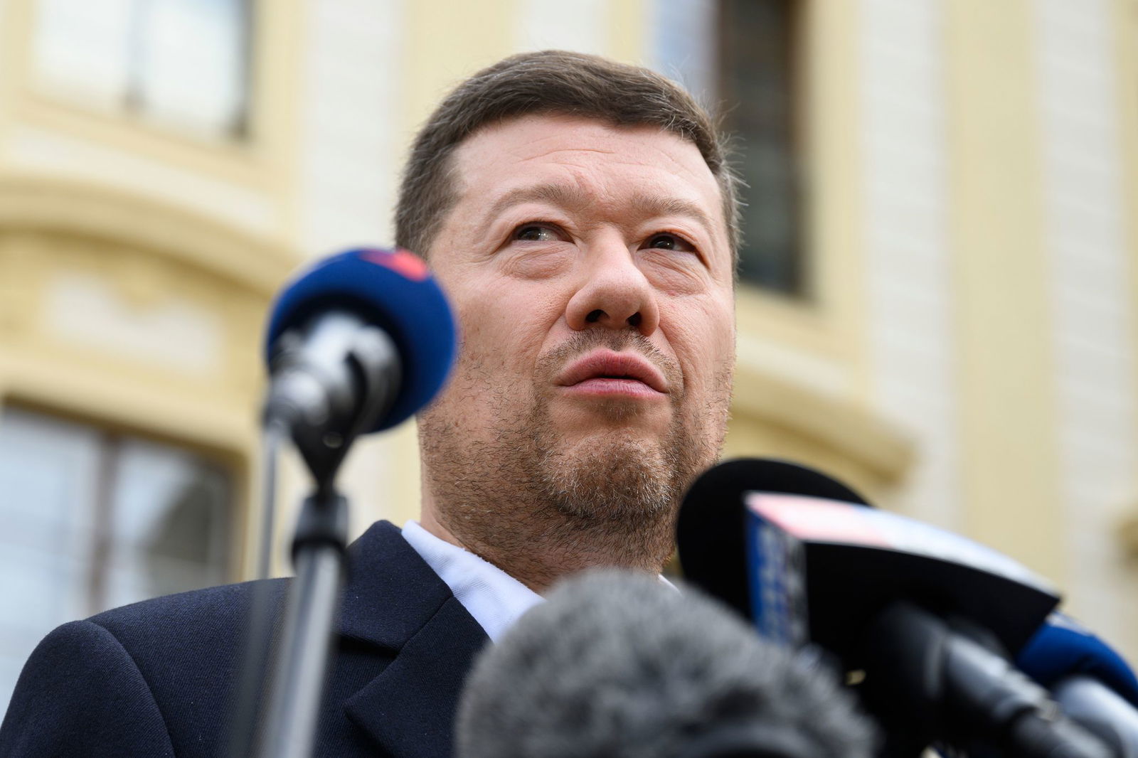 Der tschechische SPD-Vorsitzende Tomio Okamura spricht mit Reportern nach einem Treffen mit Präsident Pavel, der ihn zu einer Konsultation nach den Wahlen eingeladen hatte.