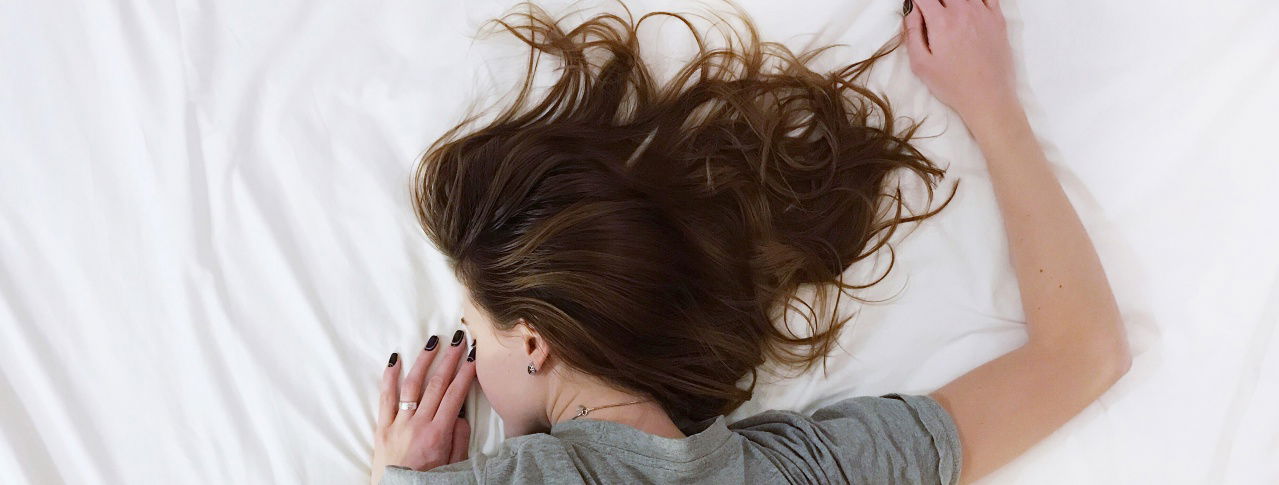 Mädchen liegt auf dem Bett