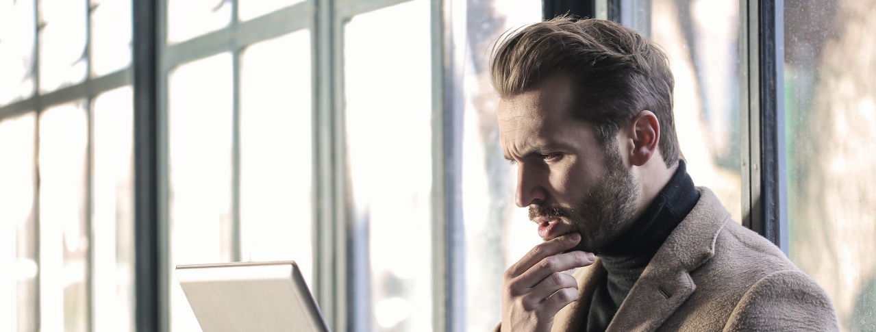 Mann ist am überlegen/nachdenken