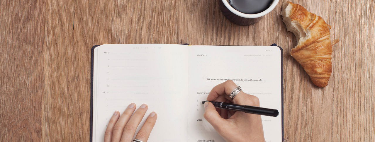 Notizen aufschreiben und ein Croissant essen 