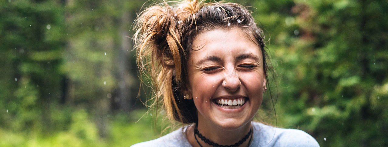 Frau mit Dutt lächelt