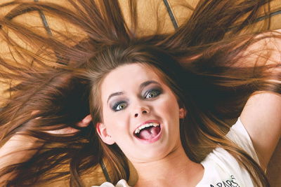 Frau ist sehr geschminkt und liegt auf dem Boden mit großen Augen