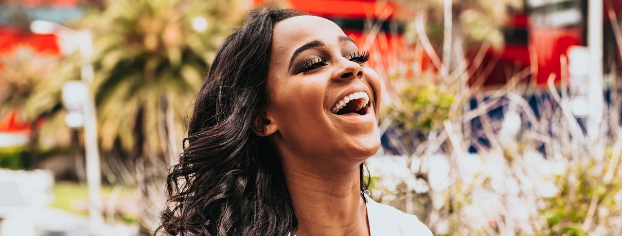 Frau mit geschlossenen Auge lächelt