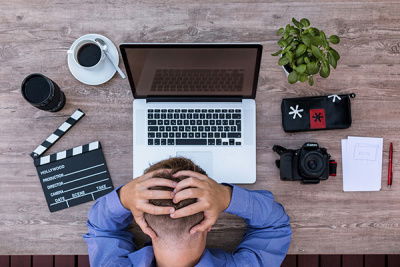 verzweifelt vor dem PC sitzen blickwinkel von oben