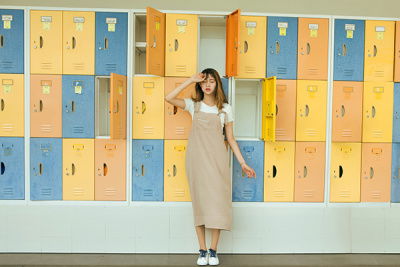 Frau steht vor offenen schulschliesfächern