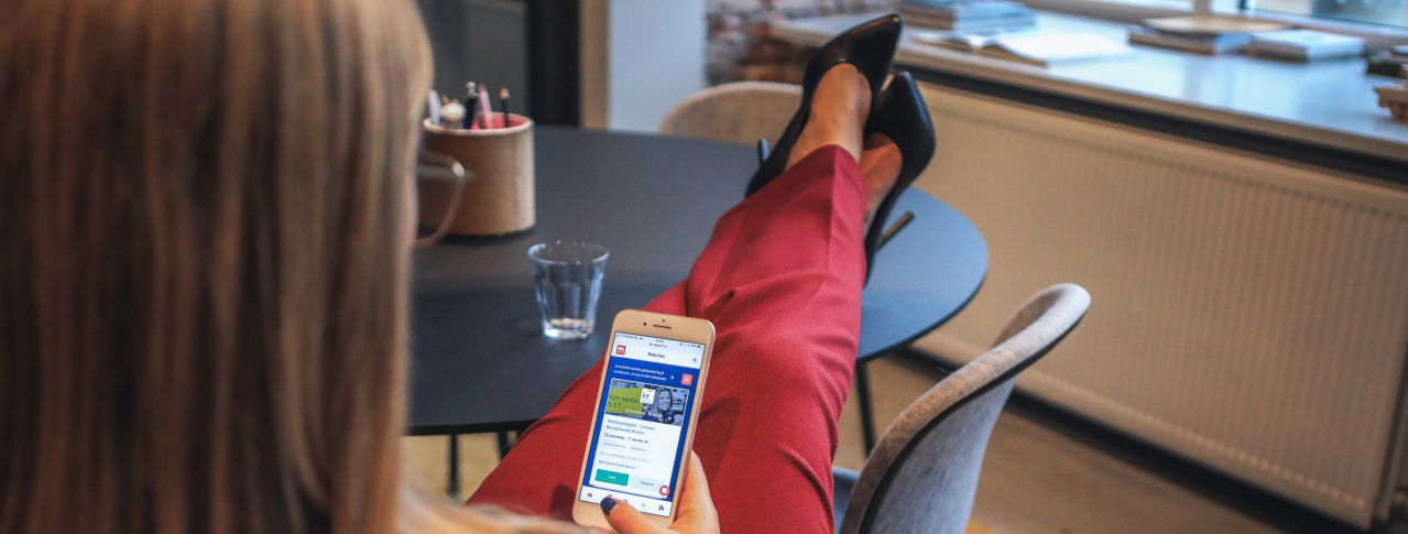 Frau am Handy legt Füße hoch