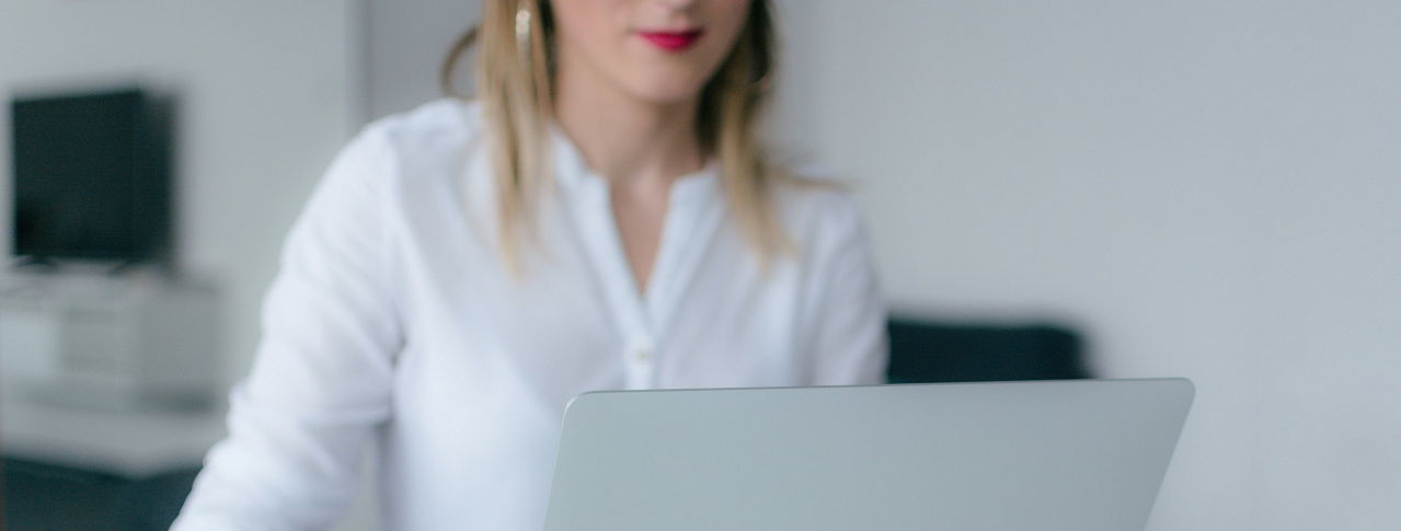 Frau arbeitet am Computer 