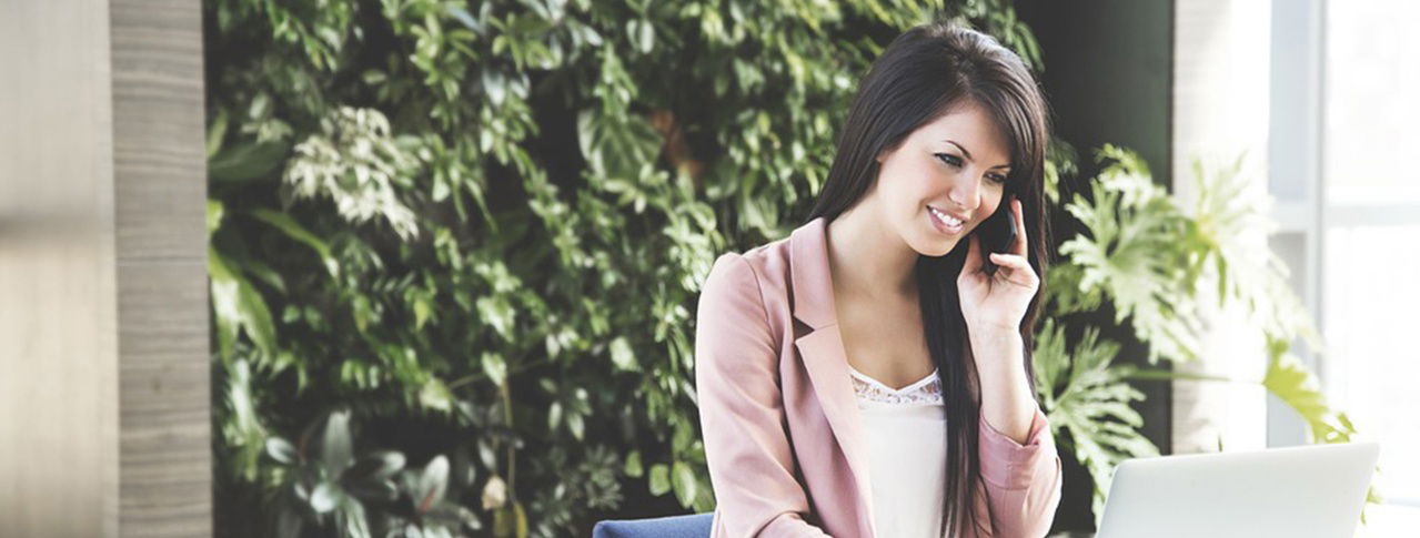 Frau ist am telefonieren