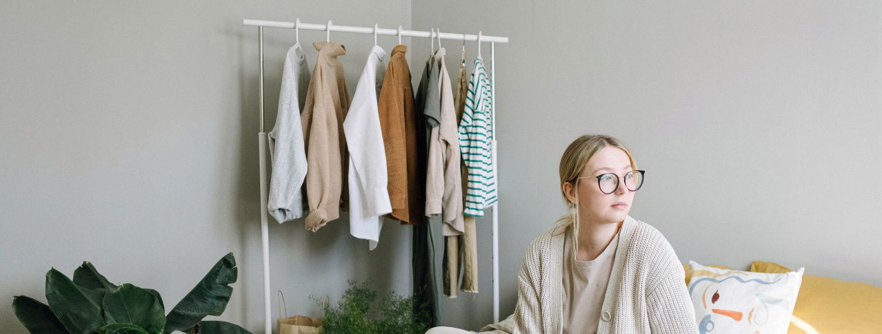 Frau mit Brille sitzt im Zimmer