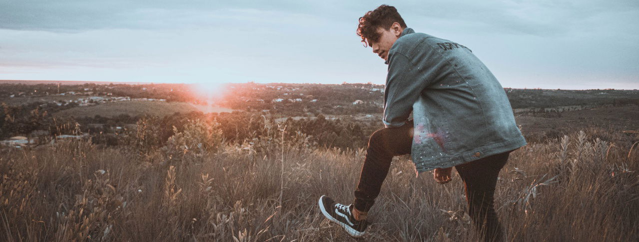 Mann lehnt sich auf seinen Fuß ab 