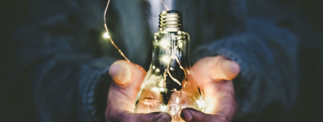 Glühbirne in der Hand