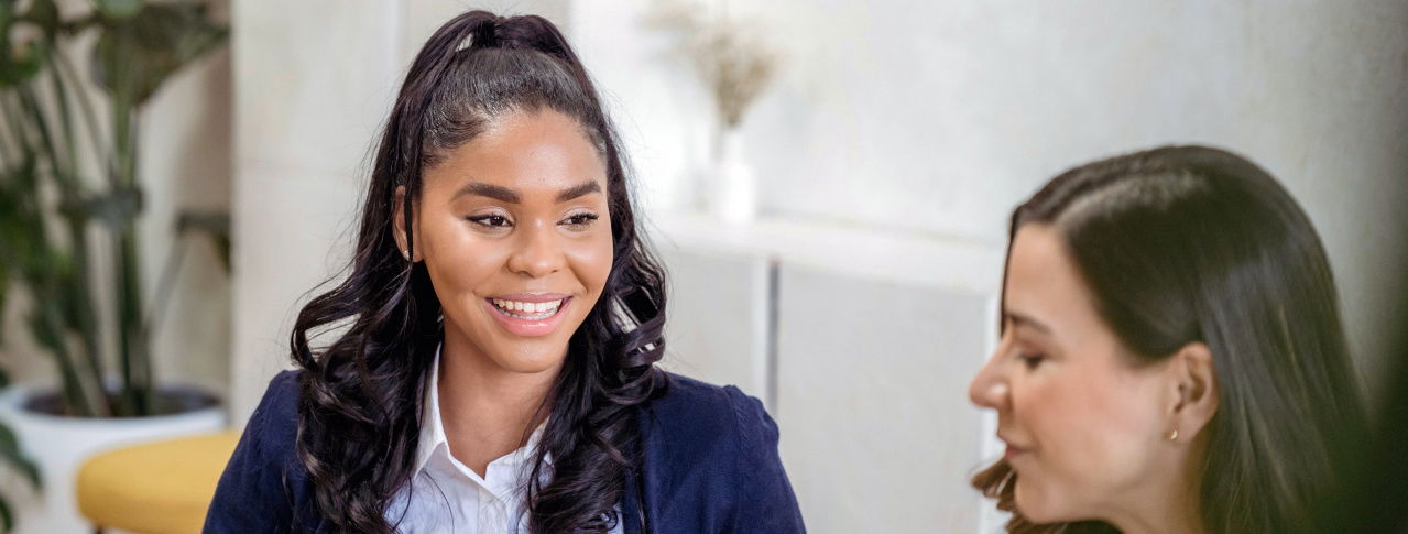 Frau schaut andere Frau an