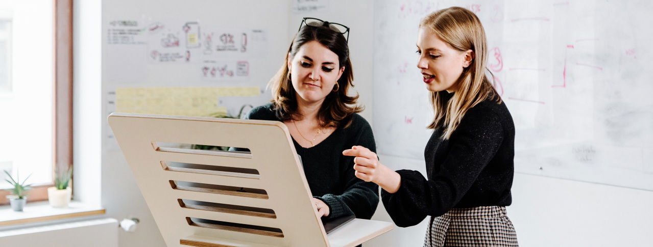 Zwei Mädels stehen vor einer Aufgabe und diskutieren über etwas 