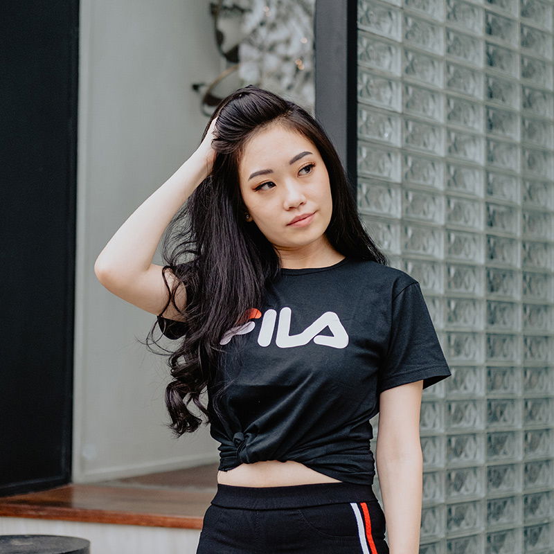 Frau fährt sich mit den Händen durch die Haare 