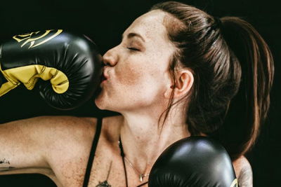 Frau küsst Boxhandschuh