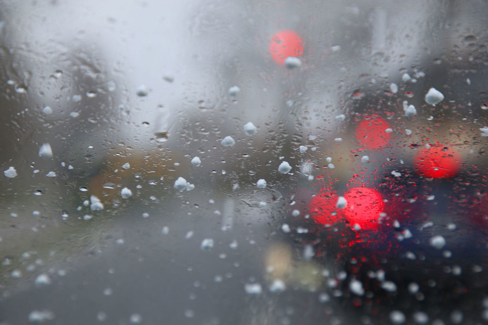 Warm einpacken müssen sich Menschen in Baden-Württemberg ab Montag. Die Temperaturen sinken deutlich. (Archivbild)