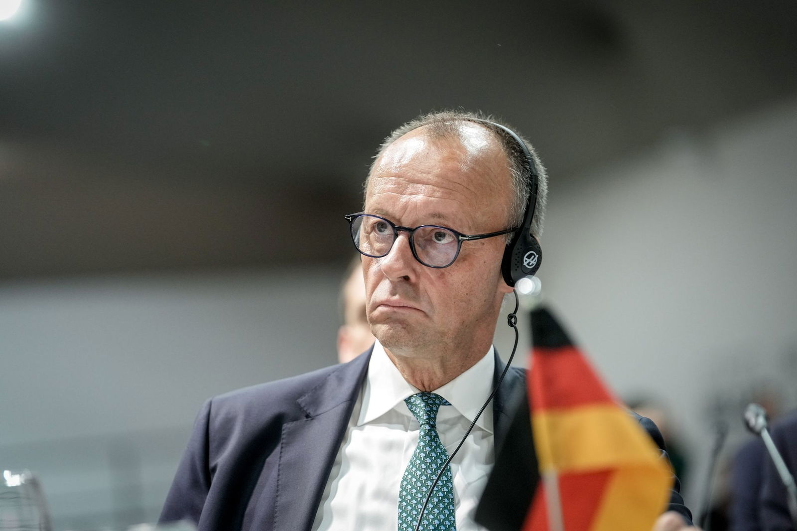 Ernster Blick im Plenum: Merz bei der COP30 in Belém.