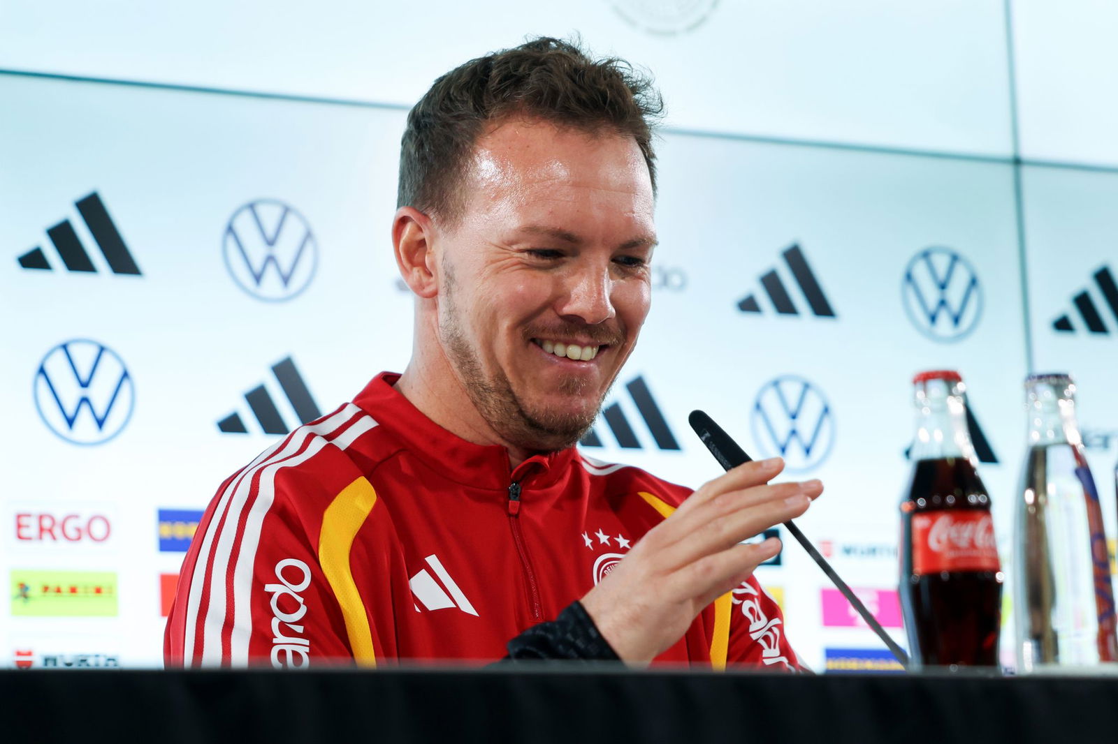 Julian Nagelsmann richtet das Mikrofon bei der Pressekonferenz. 