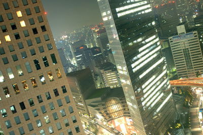 skyline nachts hochhäuser