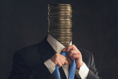 person im anzug, aber sie hat gestapelte geldstücke als kopf