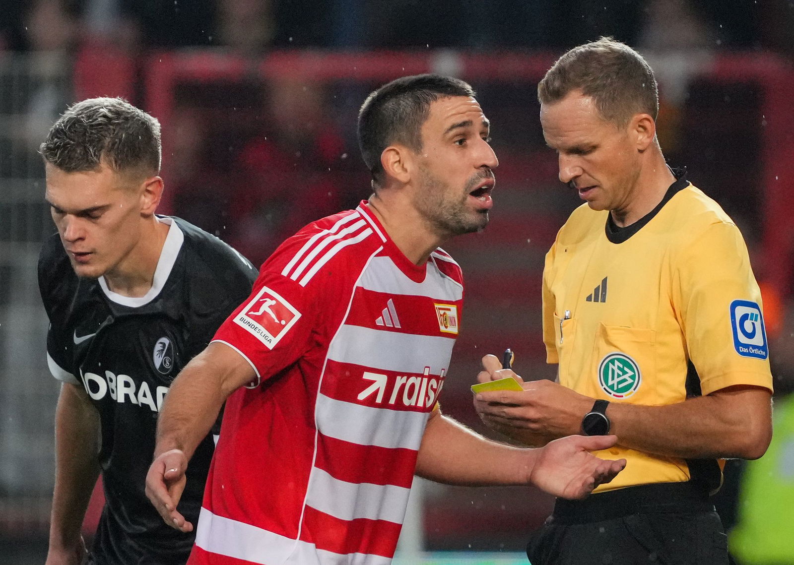 Rani Khedria kann eine Entscheidung von Schiedsrichter Storks nicht verstehen. 