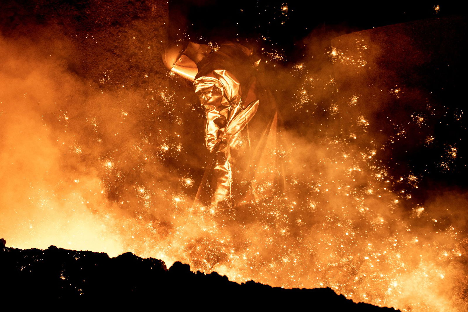 Die Stahlbranche kämpft unter anderem gegen gestiegene Energiekosten (Archivbild)