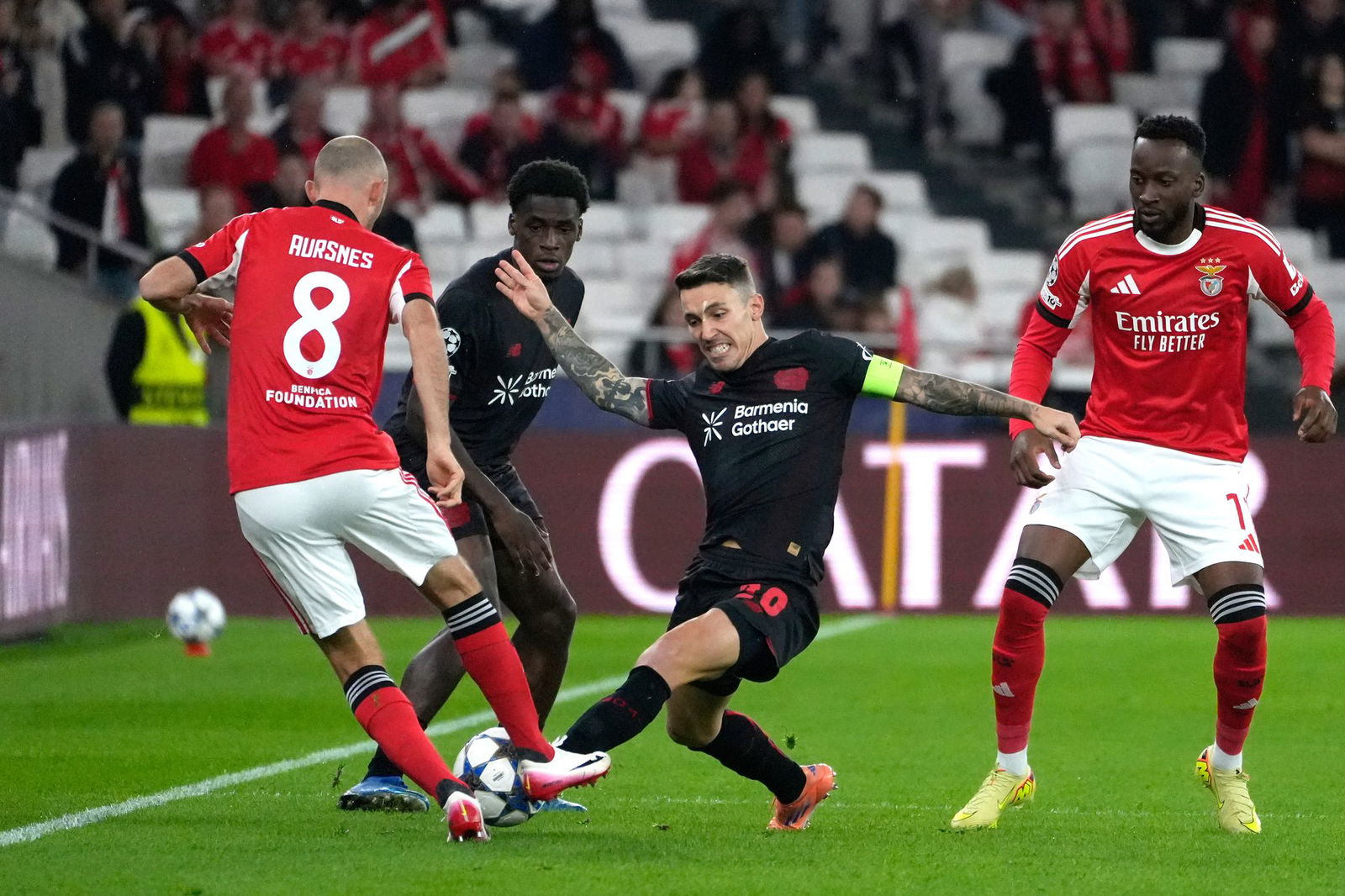 Alejandro Grimaldo (Mitte) lieferte sich ein umkämpftes Duell mit seinem Ex-Club Benfica. 