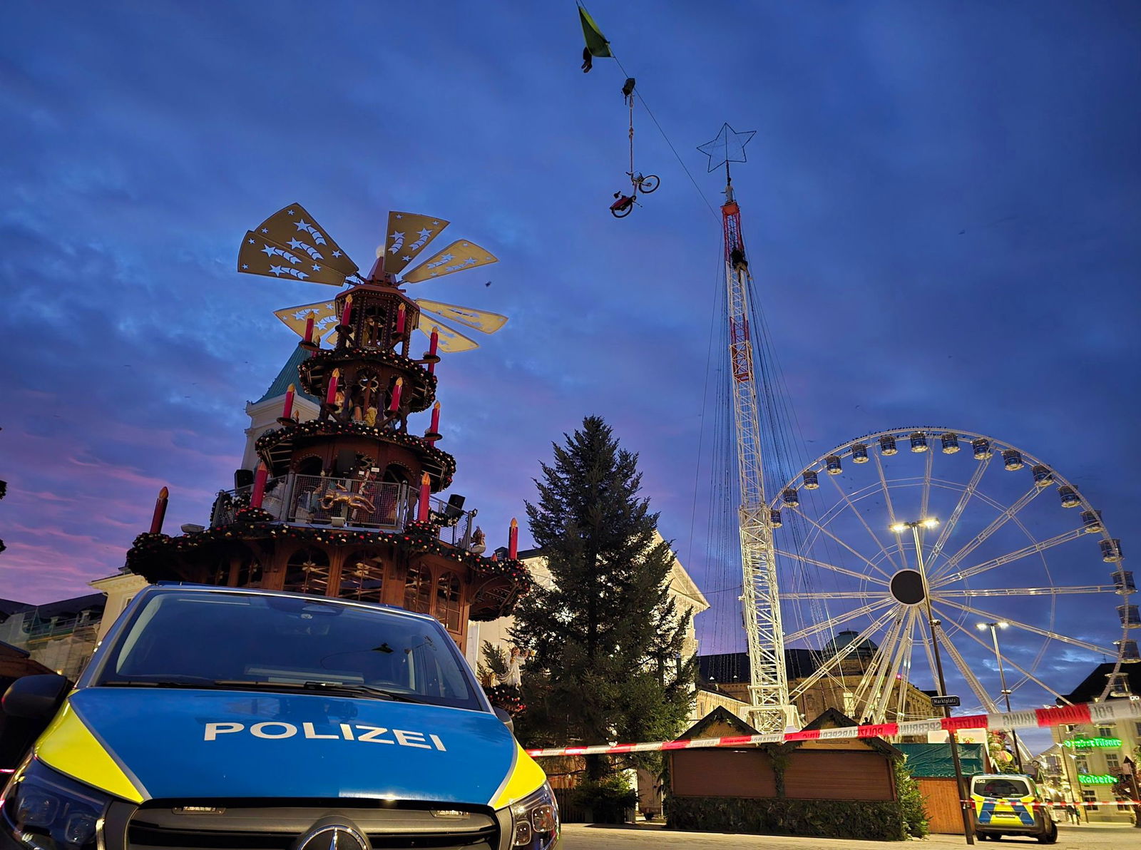 Zusammen mit einem Fahrrad sind zwei Aktivisten auf ein Hochseil am Karlsruher Marktplatz geklettert. 
